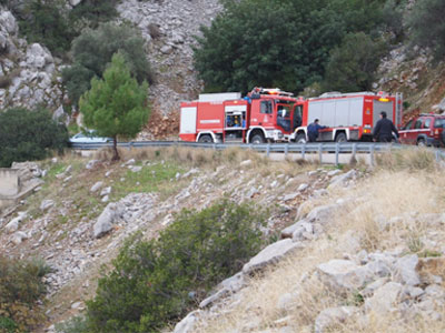 Γυναίκα έπεσε στον γκρεμό με το Ι.Χ. της και ειδοποίησε την Πυροσβεστική