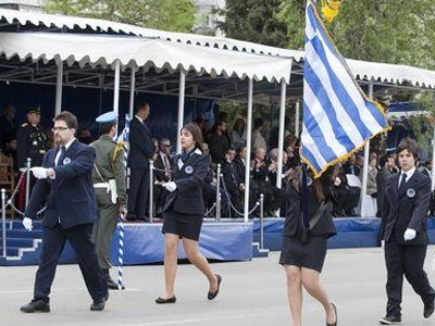 Ωραιόκαστρο: Ο δήμαρχος καταργεί τις εξέδρες των επισήμων