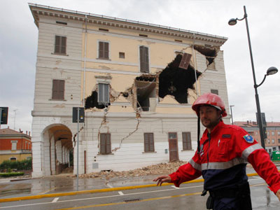 Τουλάχιστον εκατό μετασεισμοί στη Β. Ιταλία Τουλάχιστον εκατό μετασεισμοί στη Β. Ιταλία