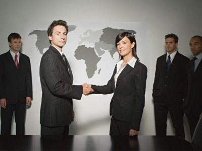 Τα μισά χρήματα από τους άνδρες κερδίζουν οι γυναίκες