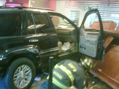 «Mπούκαραν» με τζιπ σε τράπεζα