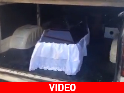 Πτολεμαΐδα: Περιφέρουν το φέρετρο στο κέντρο της πόλης