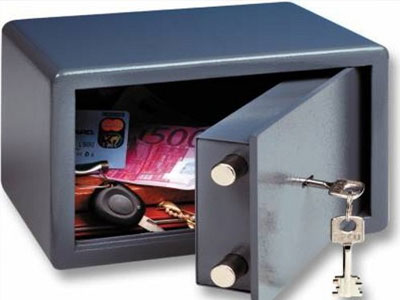 Οικιακή βοηθός «εξαφάνισε» γεμάτο χρηματοκιβώτιο