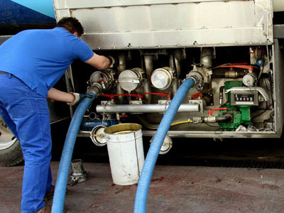 Εξετάζεται μείωση του ειδικού φόρου στα καύσιμα