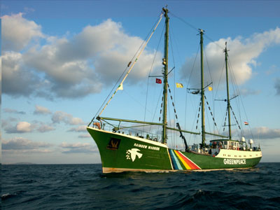 Ρόδος: Πιάνει λιμάνι το πλοίο της Greenpeace