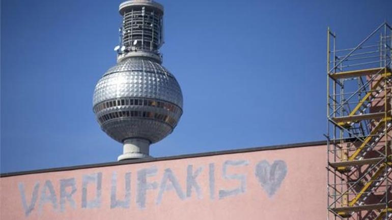 Γκράφιτι στο Βερολίνο: «Βαρουφάκη σ’ αγαπώ»!