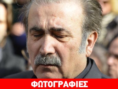 Ράκος ο Λάκης Λαζόπουλος στην κηδεία της μητέρας του