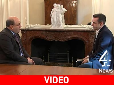 O Bρετανός δημοσιογράφος που «ανέκρινε» Γερμανό υπουργό για την Ελλάδα