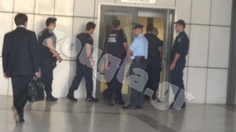 Γύρισε την πλάτη στον Άκη