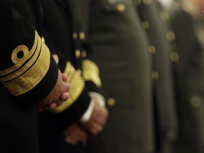 Διάσκεψη κεκλεισμένων των θυρών για τα μισθολογικά των ενστόλων