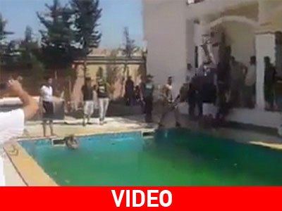 Ισλαμιστές μαχητές παίζουν στην πισίνα της αμερικανικής πρεσβείας