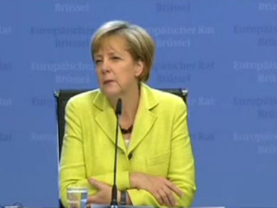 Έκραξαν τον δημοσιογράφο που τραγούδησε στην Μέρκελ