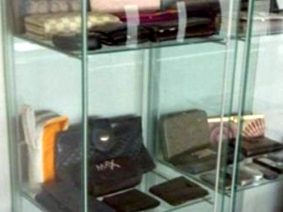 Σε βιτρίνα τα χαμένα πορτοφόλια
