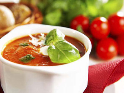 Συνταγή: Ντοματόσουπα με πέστο
