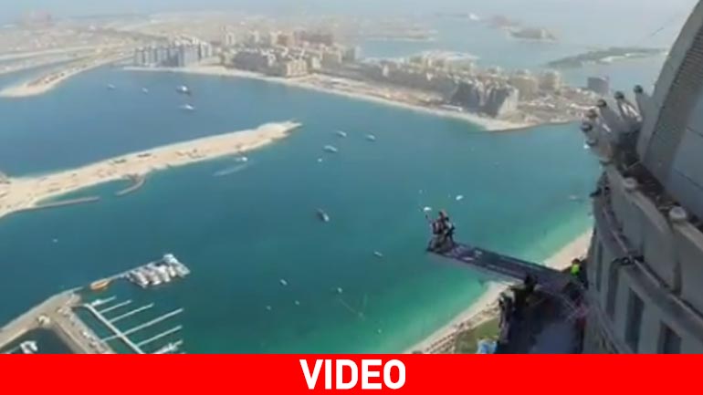 Ντουμπάι: Απίστευτο άλμα από τους υψηλότερους πύργους
