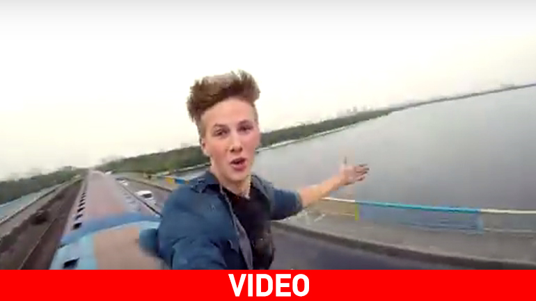 Ένας τρελός Ουκρανός ανέβηκε πάνω σε τρένο εν κινήσει…