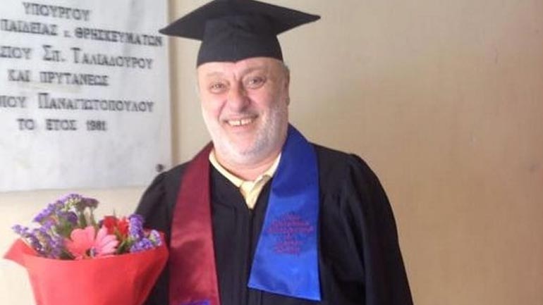 Ο αιώνιος φοιτητής (βουλευτής) πήρε το πτυχίο του…