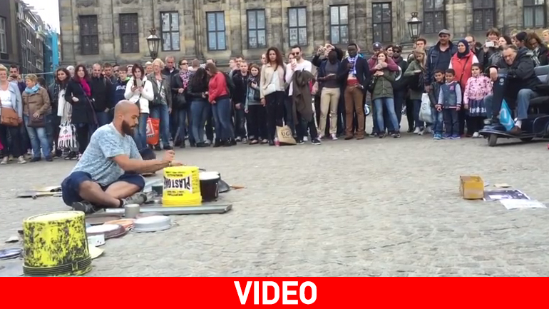 O απίθανος ντράμερ του δρόμου με… κατσαρόλες!