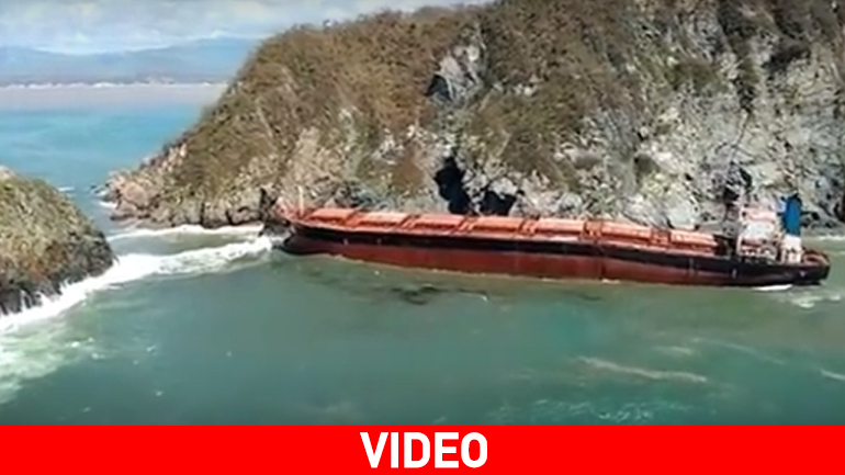 Ο τυφώνας Patricia έριξε φορτηγό στα βράχια