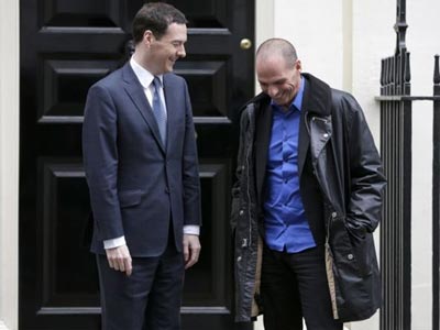 Με… δανεικό μπουφάν ο Βαρουφάκης στο Λονδίνο