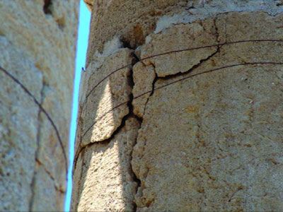 Καταρρέουν οι αρχαιότητες κι εμείς τις… δένουμε με σχοινιά