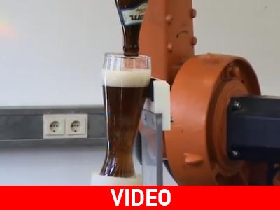 Ρομπότ σερβίρει την παγωμένη μπύρα σας…