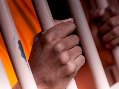 Προφυλακιστέος ο άνδρας που επιχείρησε να κάψει ζωντανή τη σύζυγό του