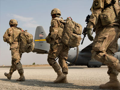 Oι στρατιωτικές δυνάμεις ΗΠΑ-Βρετανίας αποχωρούν από το Αφγανιστάν