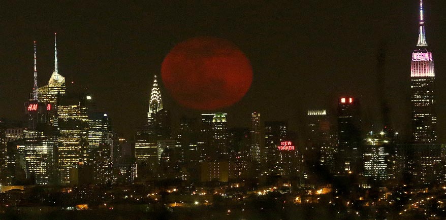 Mατωμένο φεγγάρι πάνω από τη Νέα Υόρκη