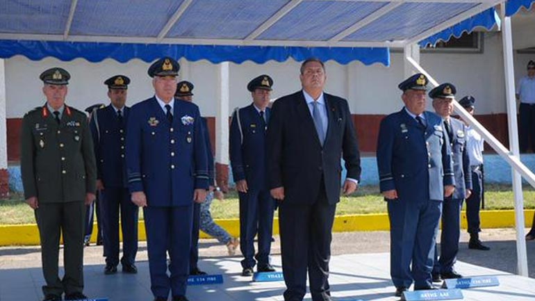 Υπό εξέταση η εθελοντική στράτευση των γυναικών