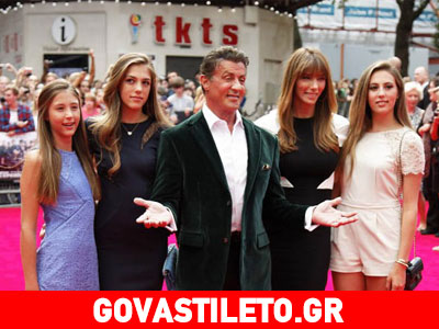 Στην πρεμιέρα με τις τέσσερις γυναίκες στο πλευρό του