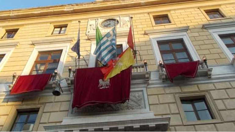 Παλέρμο: Ο δήμαρχος ύψωσε την ελληνική σημαία
