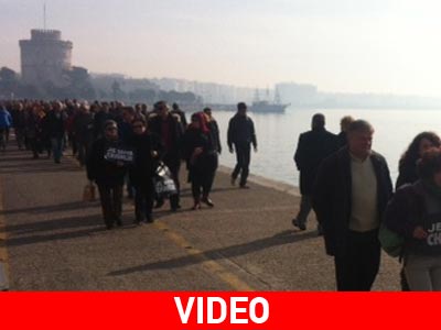 Σιωπηλή πορεία από τους Θεσσαλονικείς στη μνήμη των θυμάτων του “Charlie Hebdo”