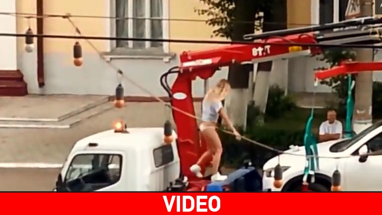 Απελπισμένη γυναίκα κάνει τα πάντα για να σώσει το όχημά της….