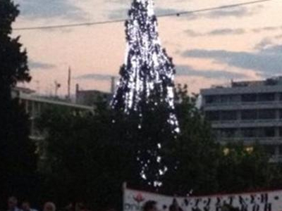 Φωταγώγησαν χριστουγενιάτικο δέντρο