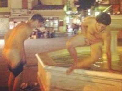 Βούτηξαν γυμνοί στο συντριβάνι