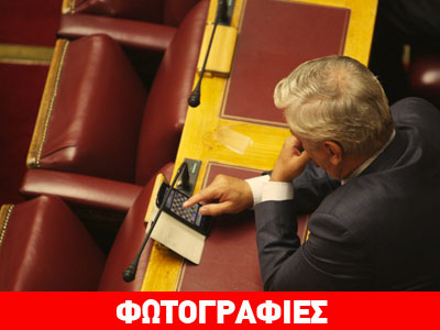 O βουλευτής Μιχάλης Ταμήλος παίζει σκάκι την ώρα που συνεδριάζει η Βουλή