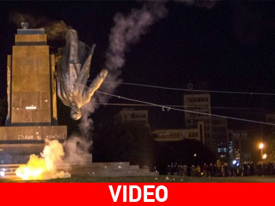 Oυκρανία: Αποκαθήλωσαν το επιβλητικό άγαλμα του Λένιν