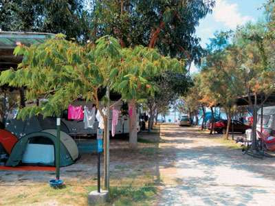 Οι τουρίστες επιλέγουν καταλύματα ξενοδοχειακού τύπου και κάμπινγκ