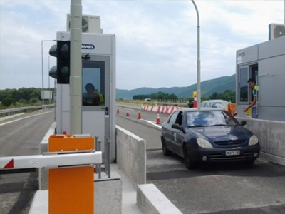 Βγήκαν όπλα και μαχαίρια στα διόδια της Καβάλας