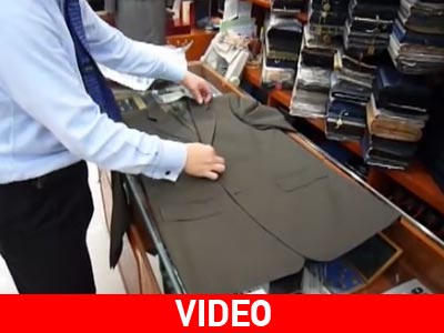 Μπορεί και διπλώνει το κουστούμι χωρίς να το τσαλακώνει…