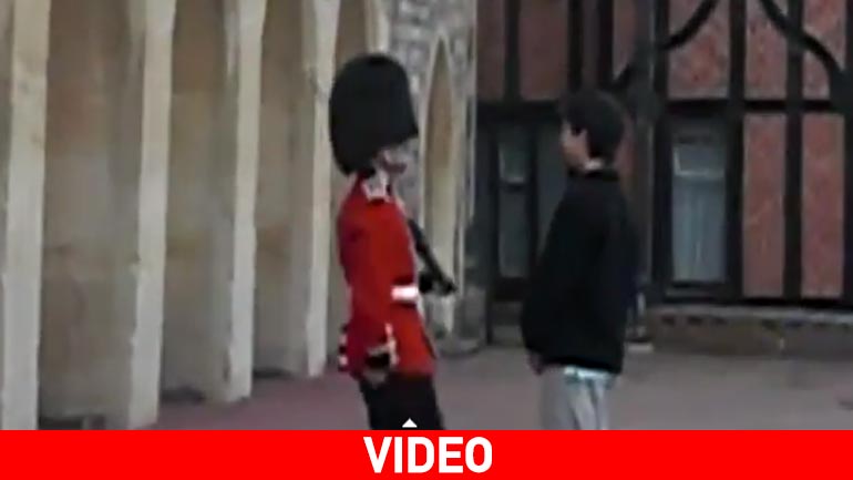 Ο φρουρός της Βασίλισσας χάνει την ψυχραιμία του με έναν τουρίστα