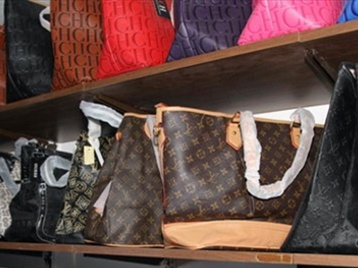 Πλάσαραν μαϊμού προϊόντα σε ακριβές γειτονιές