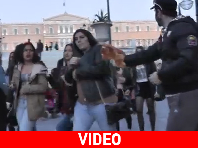 «Σκίουρος» τρομάζει περαστικούς στο Σύνταγμα