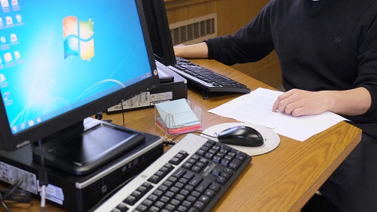 «Στο Facebook έχεις 3.000 φίλους, αλλά στην Ενορία σου δεν μαζεύεις ούτε 30 πιστούς»