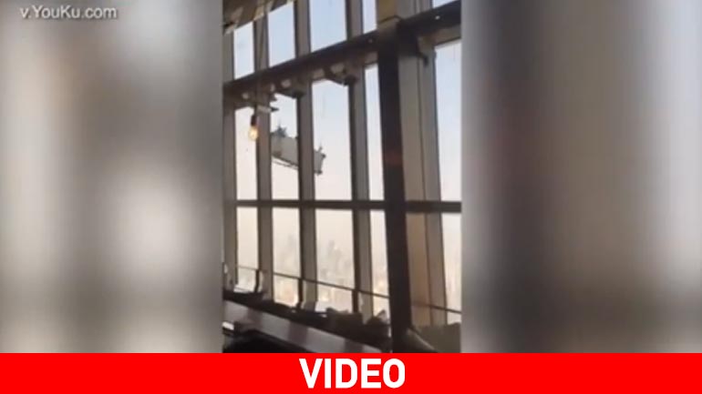 Σαγκάη: Καθαριστές τζαμιών στροβιλίζονται στον αέρα