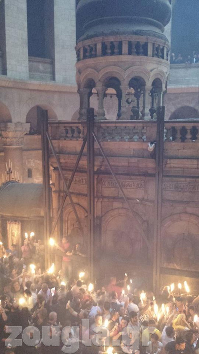 Μόλις εξήλθε ο Πατριάρχης Ιεροσολύμων Θεόφιλος και δίδει το Άγιο Φως