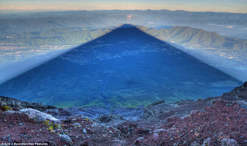 H σκιά του βουνού