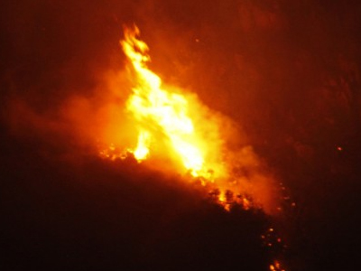 Ανεξέλεγκτη η φωτιά στο Αντισκάρι