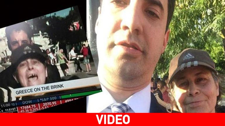 Η Ελένη Λουκά αρπάζει το μικρόφωνο ξένου δημοσιογράφου
